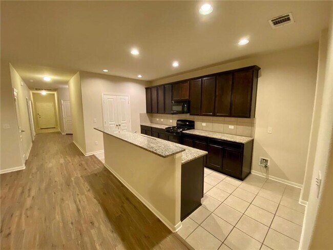 Building Photo - 172 Hollis Ln