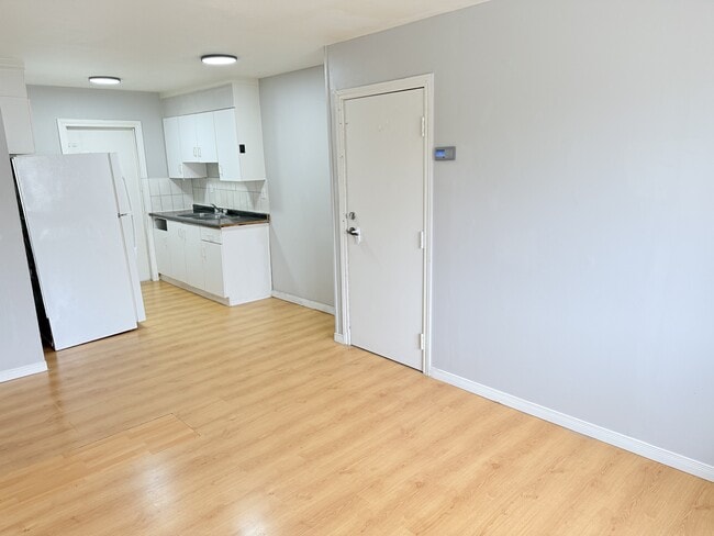 Building Photo - 506 Aylmer Ave