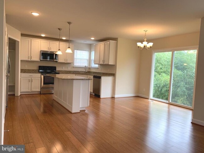 Building Photo - 6907 Lunette Ln