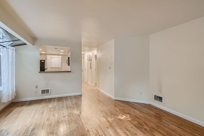 Building Photo - Perfect Kirkland Condo w/ 2bd & 1bth. Priv...