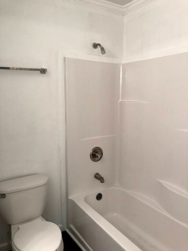 Building Photo - Room For Rent