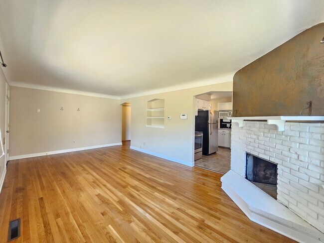 Foto del edificio - $1,700 - 2 Bed / 1 Bath Charming Rancher H...