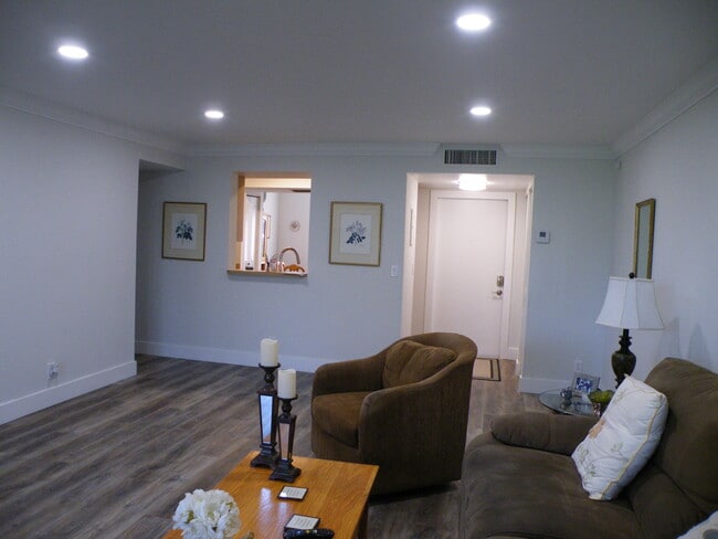 Building Photo - 15 Willowbrook Ln