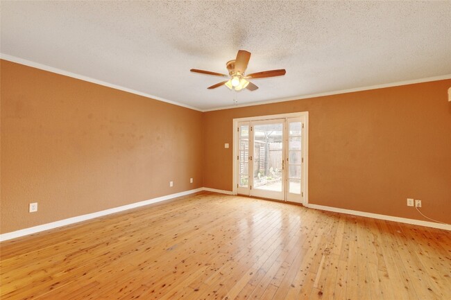 Spacious Living Room - 9009 North Plz