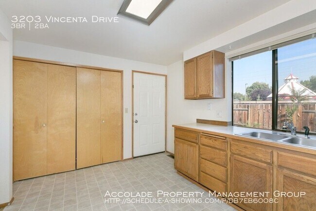 Building Photo - Well Maintained Duplex with Vaulted Ceilings