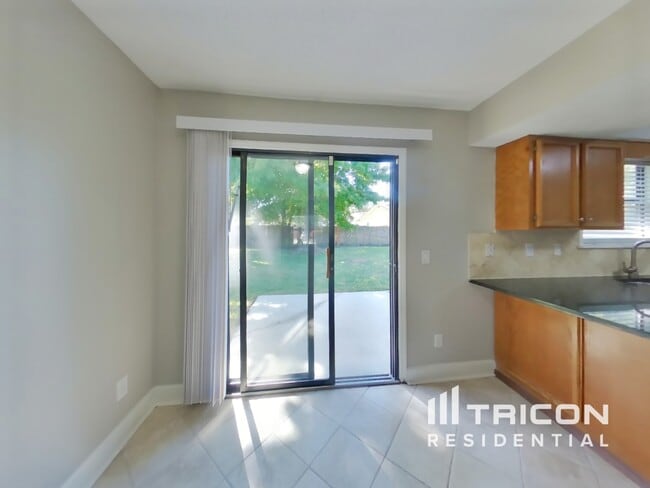 Foto del edificio - 2435 Burns Dr