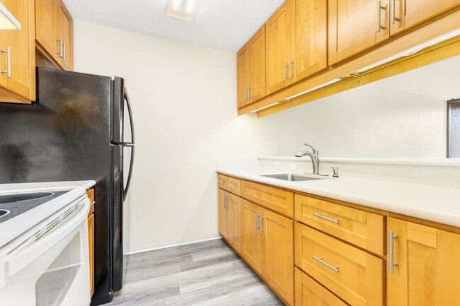 Building Photo - 2 bedroom 1 bath condo in Pearl 1 with 1 covered parking