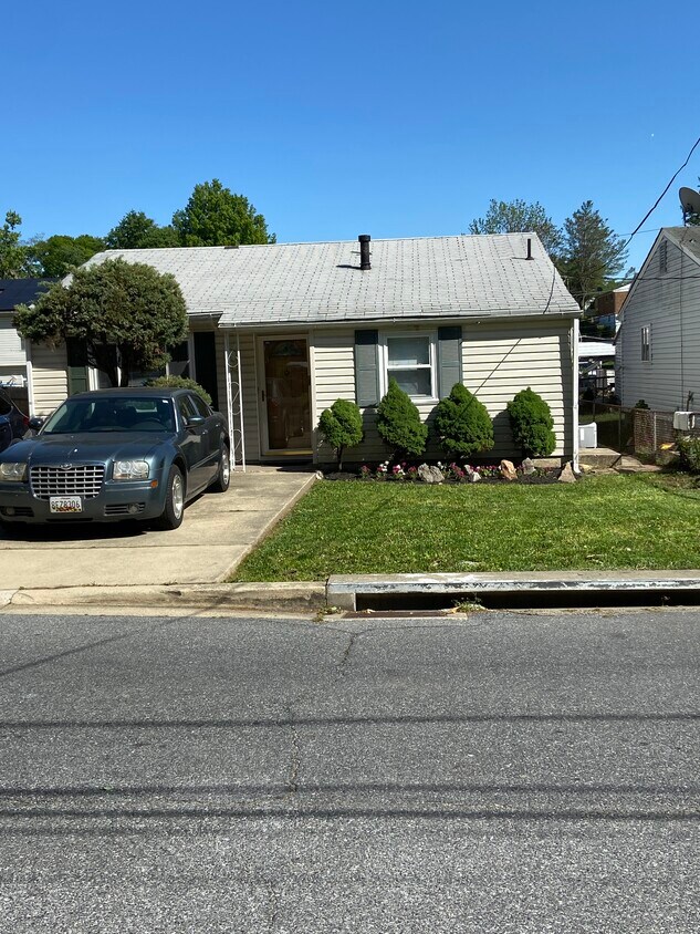 Front Yard - 702 Clovis Ave