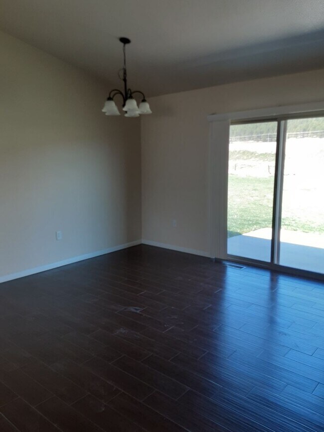 Foto del edificio - 3 Bedroom, 2 Bath Home with Attached 2-Car Garage