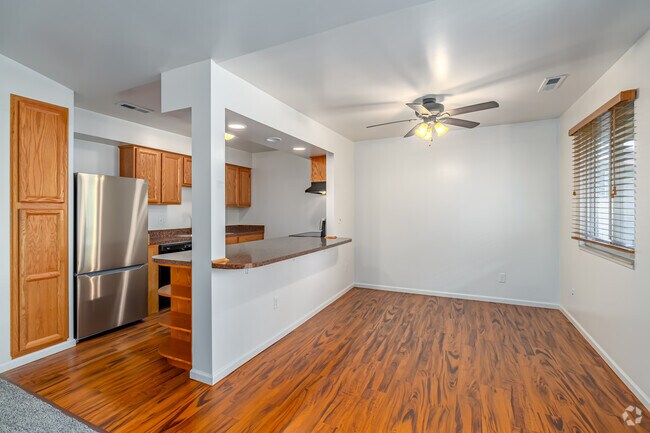 2 habitaciones, 1 baño - 975 pies cuadrados - Comedor - Sherloch Forest Apartments