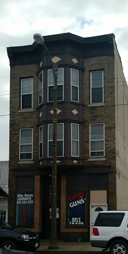 Primary Photo - 211 1/2 E Stephenson St