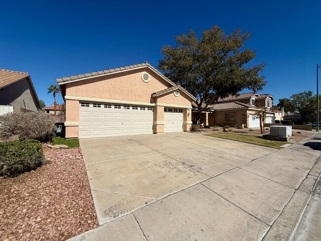 Foto del edificio - Beautiful open concept remodeled 3 bedroom...