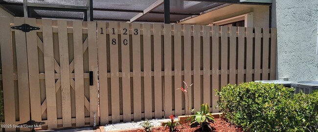 Foto del edificio - 1123 Breezy Way
