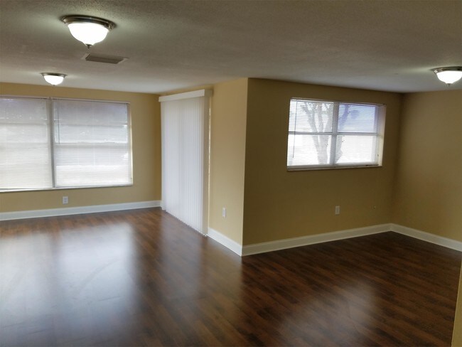 Foto del edificio - 7724 Jasmine Blvd