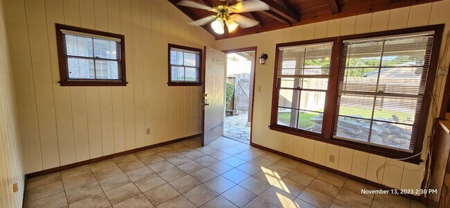 Foto del edificio - Centrally Located Small Cottage Studio with Private Yard