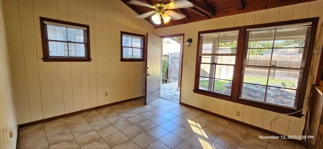 Building Photo - Centrally Located Small Studio with Privat...