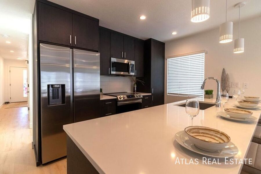 Foto principal - Gorgeous Remodeled 4-Bed, 3 Bath, ready to...