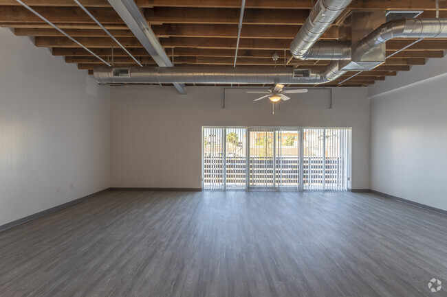 Loft, 1 BA - 1045 SF - Lofts at 734 University Ave