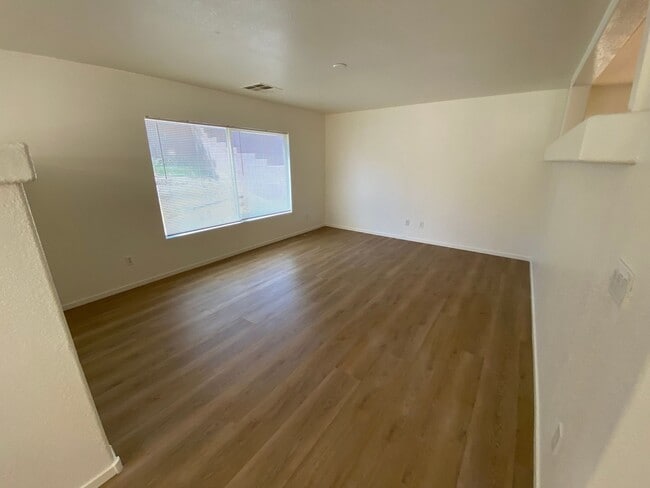 Building Photo - Great 4 bed/2.5 bath home located in the Southern area