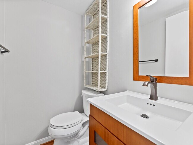Foto del edificio - Stylish & Spacious Townhome in Prime Location!