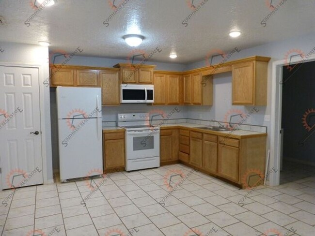 Building Photo - Spacious 2 bedroom 2 bath Duplex.