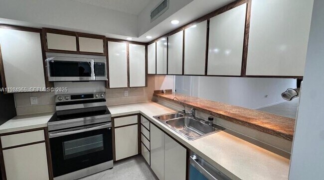 Foto del edificio - 1703 Whitehall Dr