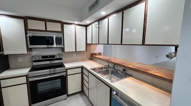 Building Photo - 1703 Whitehall Dr