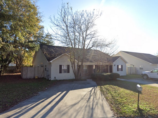 Photo - $1,595 Mo. - Pet Friendly, 3 Bedroom, 2 Bath Duplex will be available soon! House