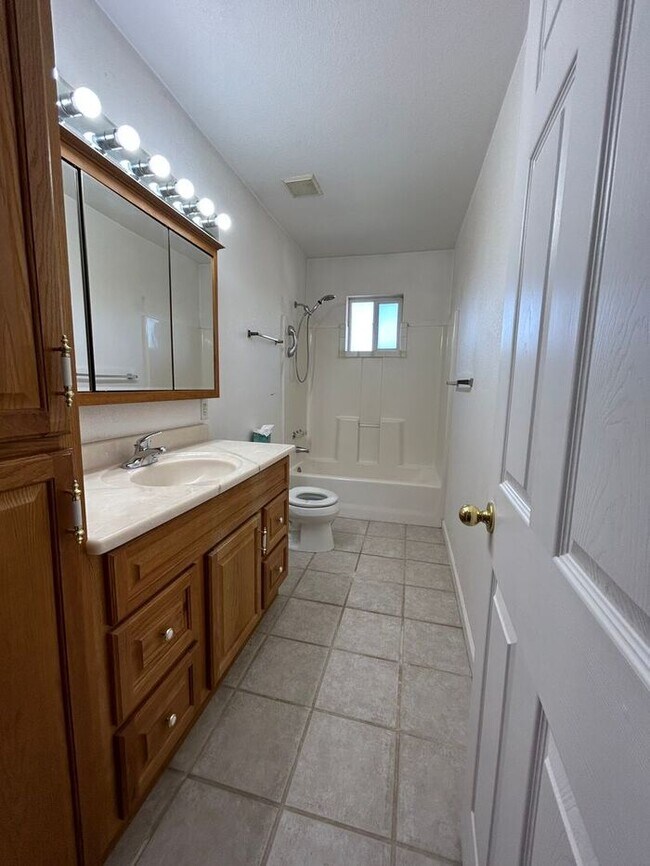 Building Photo - 5 Bed, 2.5 bath GORGEOUS DOWNTOWN VIEWS! 1...