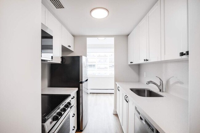 Photo du bâtiment - 250 St Clair Ave. W.