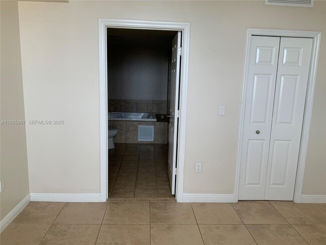 Foto del edificio - 888 Douglas Rd