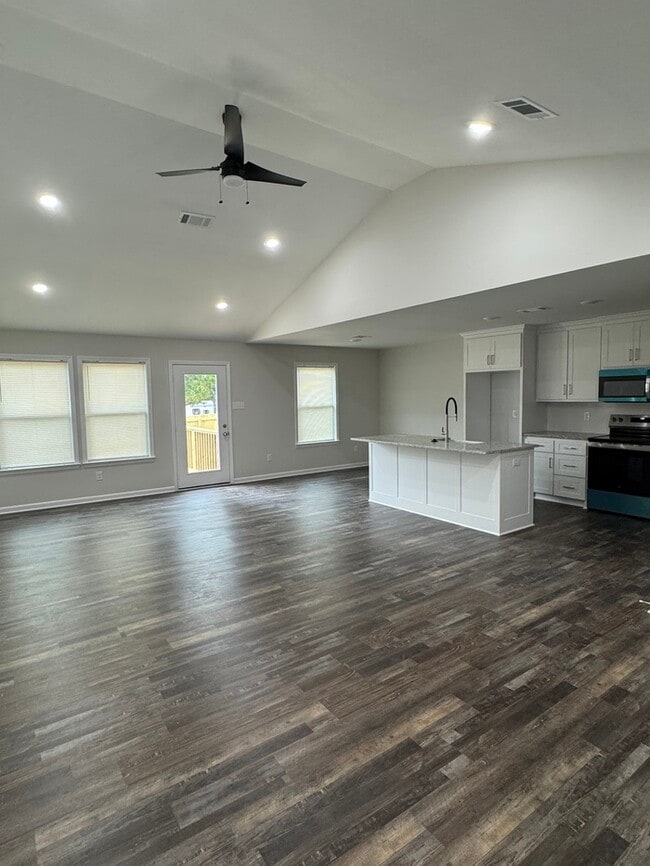 Foto del edificio - 20 Edward Dr