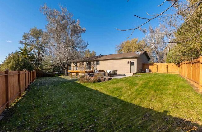 Building Photo - 2713 Country Club Dr