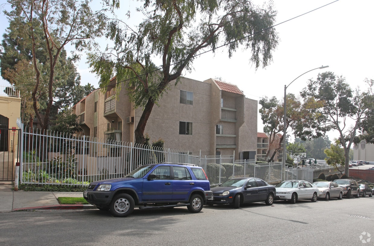 Primary Photo - Carondelet Apartments