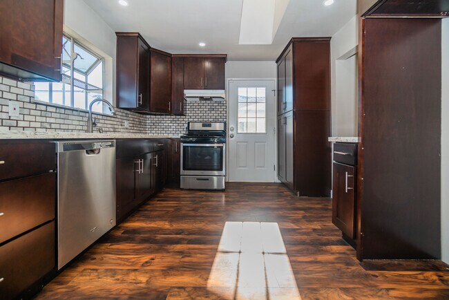 Kitchen - 2801 Daisy Ave