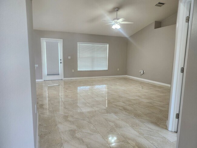 Foto del edificio - 1713 SW 13th St