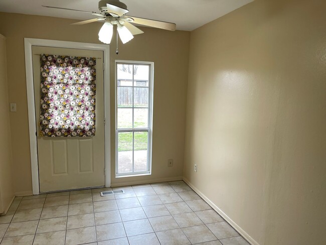 Building Photo - New paint and Carpet, cutest 3 bed 1.5 bat...