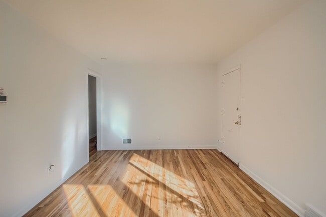 Building Photo - Modern 3 Bedroom Gem in Vibrant Denver Nei...