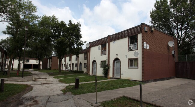 Foto principal - 1801-1803 Martin Grove Rd