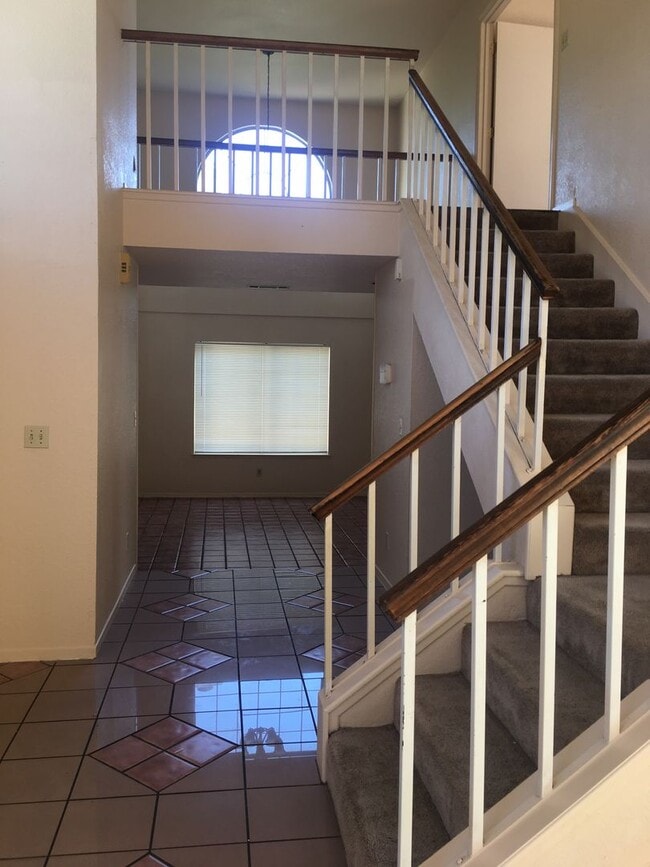 Building Photo - Spacious 2 Story Home