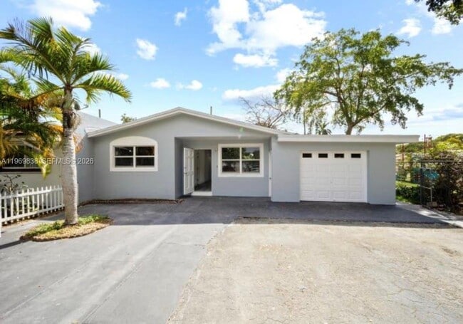 Building Photo - 816 N Golf Dr