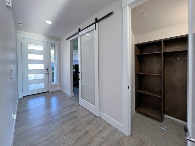 Foto del edificio - Bonney Lake area - 5 bedroom plus Den and 3 baths, AC and more - Available NOW!