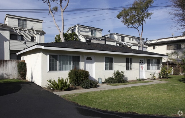 Building Photo - 331-333 1/2 Avocado St