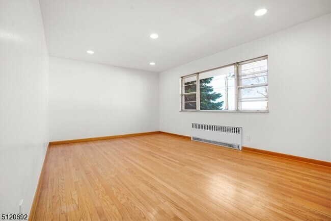 Building Photo - 174 6th St