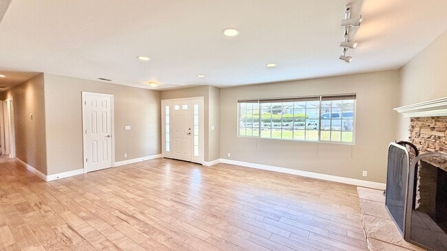 Foto del edificio - Lovely Single Story Home, Great Neighborhood, Amazing Yard Space, Close distance to Downtown Fall...