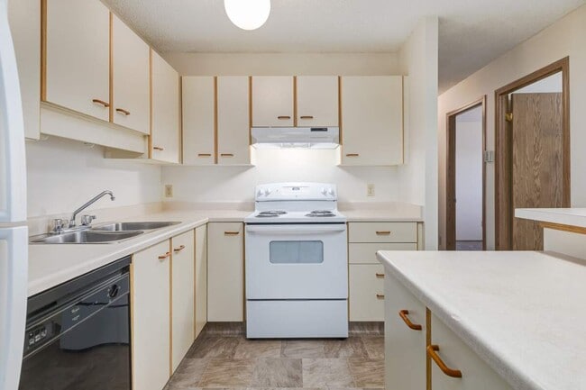 Building Photo - Huntington Court Coachhomes
