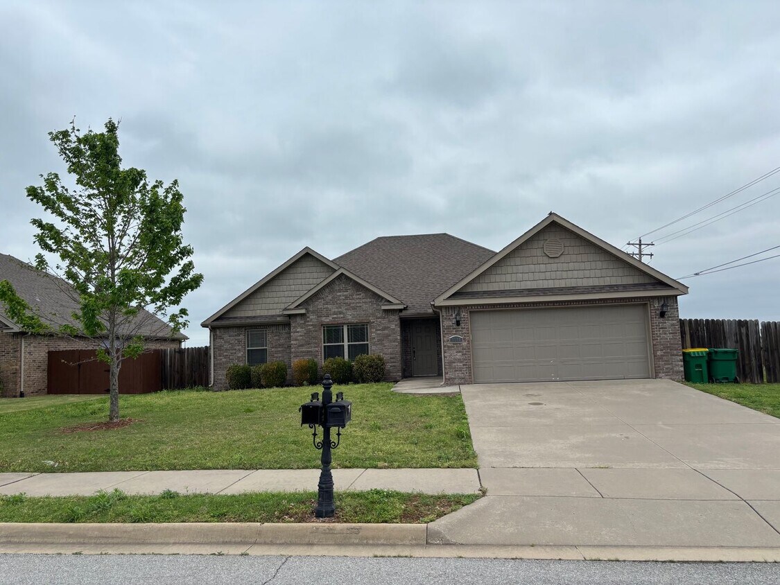 Building Photo - Great 4 Bedroom homes close to Bentonville West