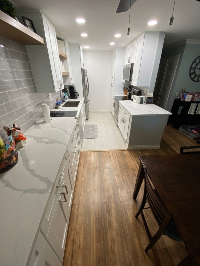 Kitchen - 2828 Famosa Blvd