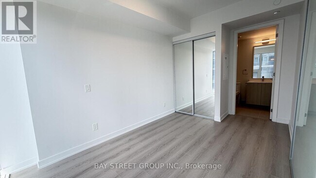 Photo du bâtiment - 100 Queen St E