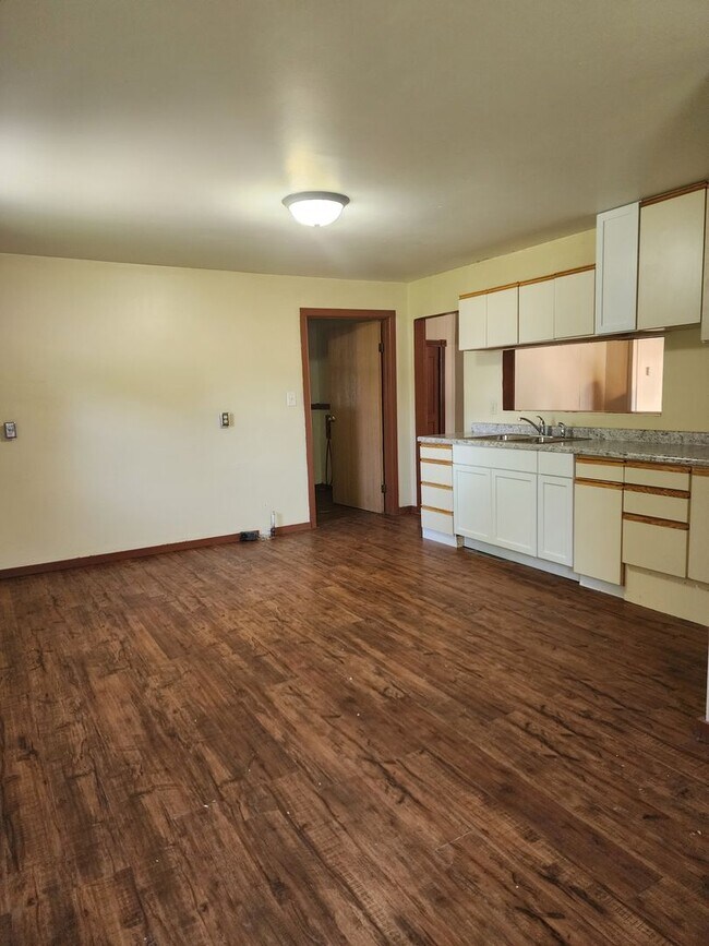 Foto del edificio - 4 bedroom 1 bath on corner lot